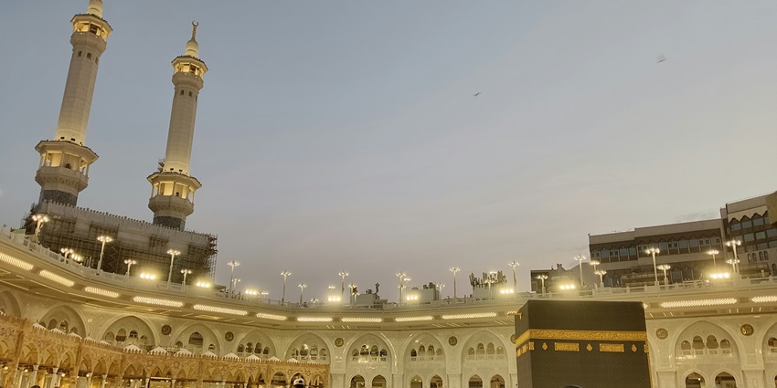 An image of a vast crowd of Muslim pilgrims around the Masjid.