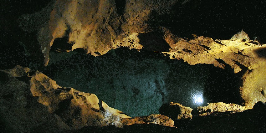 A stunning maze of tunnels, stalagmites and stalactite caves inside Jenolan Caves in Australia