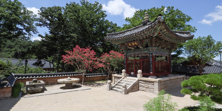 A peaceful view of Jinkwansa Temple in Seoul, South Korea surrounded by nature.