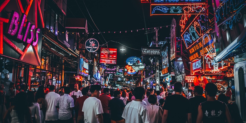 Beachfront market with fresh seafood, street food, clothing, and live entertainment.