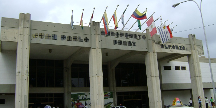 The airport is running at Juan Pablo Pérez Alfonso Airport with passengers moving inside.