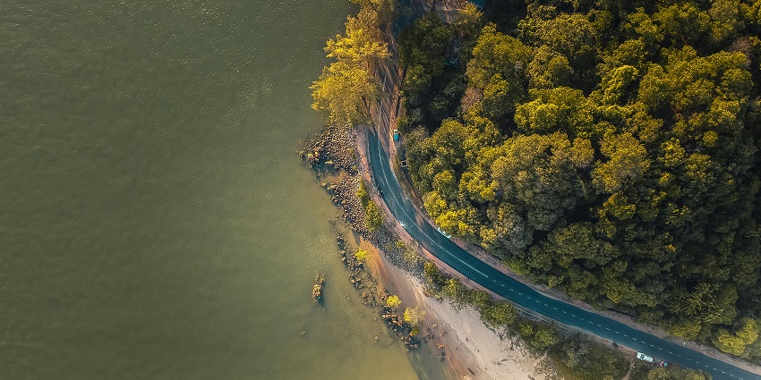 An image of KMP Expressway Lake, a serene getaway near Gurgaon, ideal for travelers seeking peace and scenic views