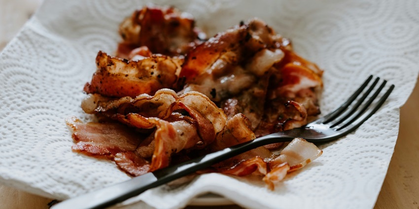 Image of Kaeb Moo - crispy pork served on a bowl with tissue to absorb the oil
