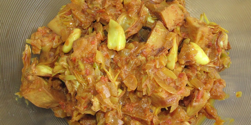 Aromatic Kaeng Khanun, Chiang Mai’s young jackfruit curry, bursting with tangy, spicy, and comforting flavors