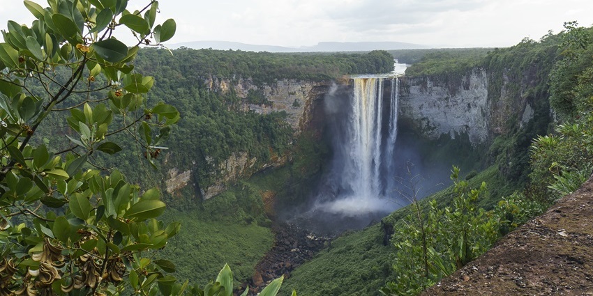 Discover this powerful single-drop, one of the best waterfalls in the world, surrounded by pristine tropical rainforest.