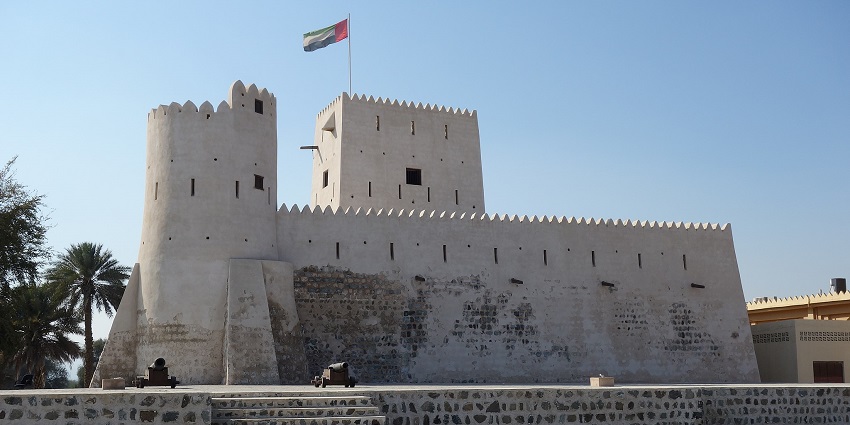 Kalba Fort with architecture, UAE flag flying, a must-see among things to do in Kalba