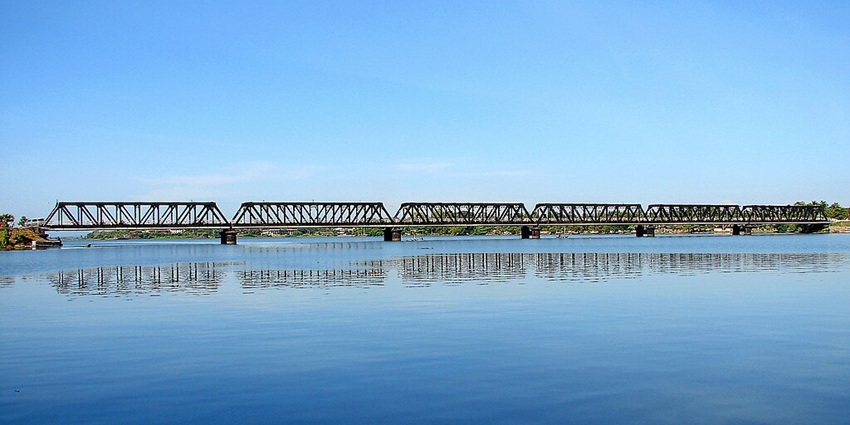 Kallady Bridge is one of the most renowned spots of the city, famous for its colonial charm