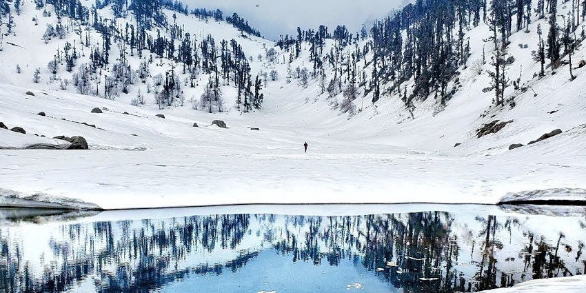 Scenic view of the frozen Kareri lake, surrounded by snow-covered peaks