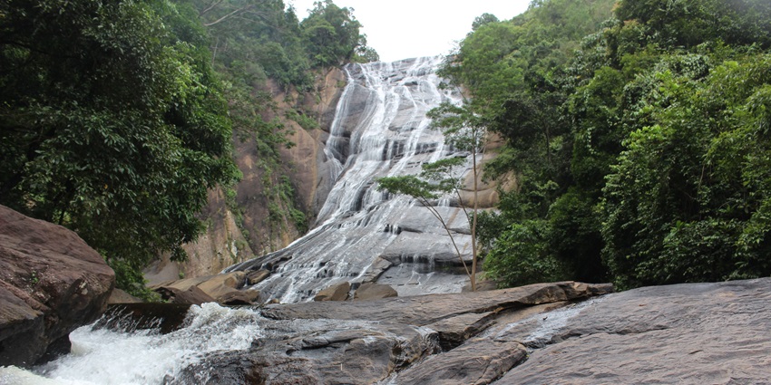 An amazing view of the Katuga Ella Waterfalls, radiating natural beauty.
