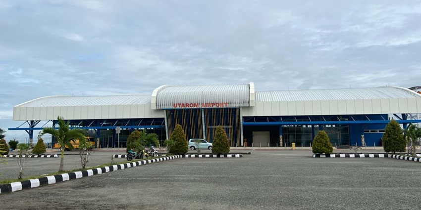 The panoramic view of the entrance of Salote Pilolevu Airport is designed with glass.