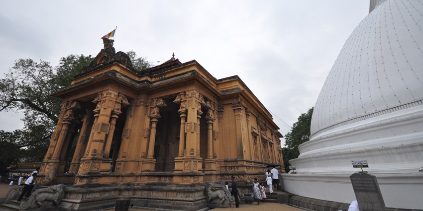 An image of an ancient stone building of the Kelaniya Raja Maha Vihara with intricate carvings