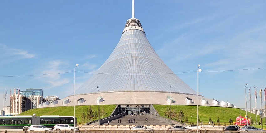 Image of Khan Shatyr, a futuristic shopping and entertainment centre in Astana, Kazakhstan
