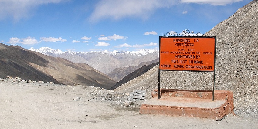 A picture depicting the beautiful views of the Khardung La Pass