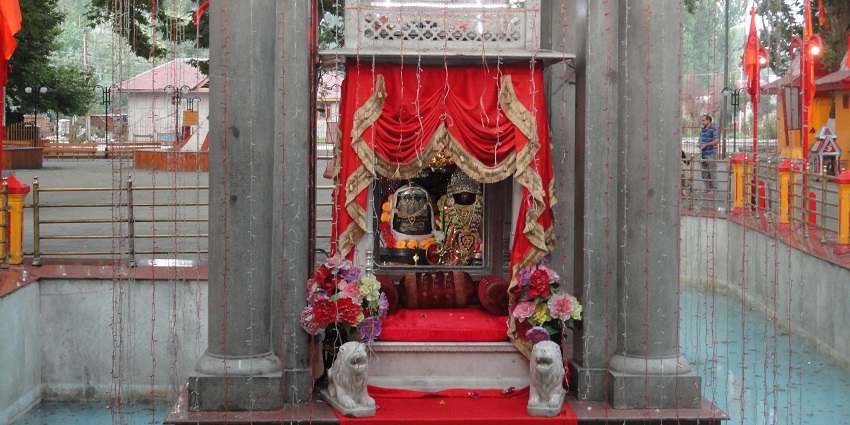 A picture of Kheer Bhawani Temple, a significant Hindu pilgrimage site in Kashmir.