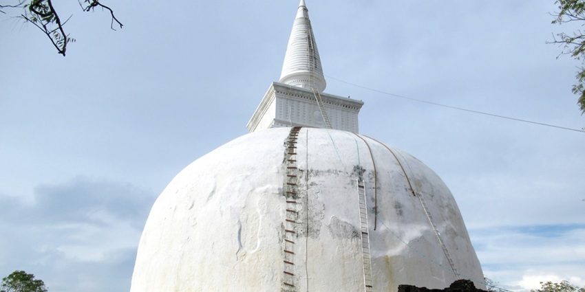 A view of the white stupa at Kiri Vihara