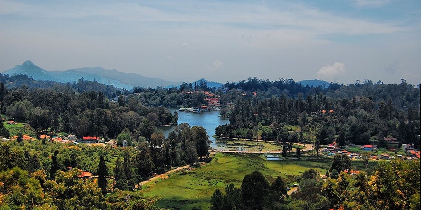 An image of Kodaikanal Lake from Kodaikanal hill station in India, ideal to visit in April