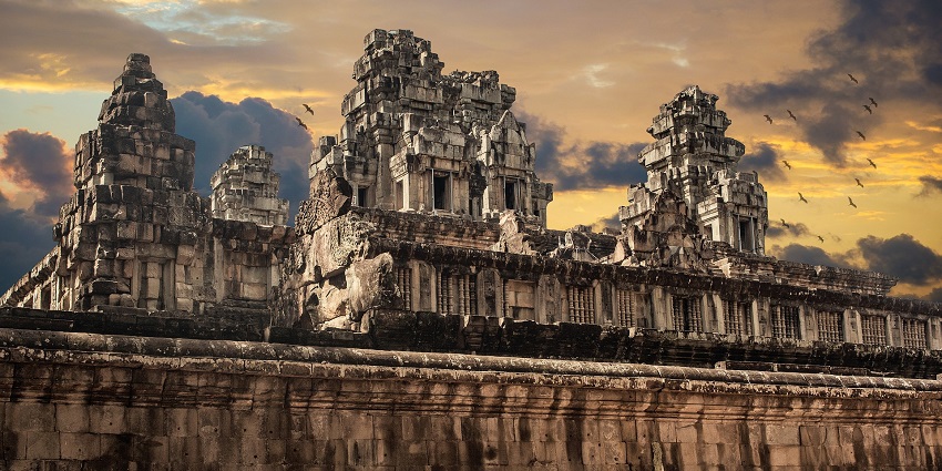 An image showing a temple of the Koh Ker Complex, a famous place to visit around Preah Vihear Temple.