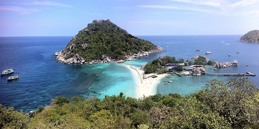 An image of Koh Nang Yuan in Koh Tao, one of the top 10 beaches in Thailand.