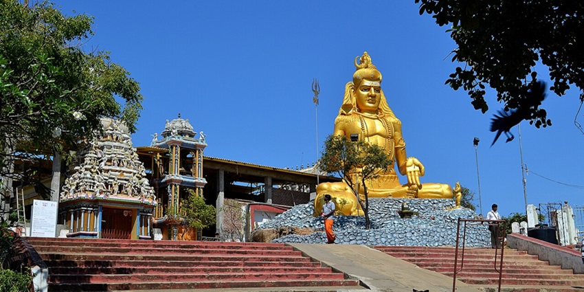 The entrance area of the Koneswaram Temple, one of the places to visit in Trincomalee.