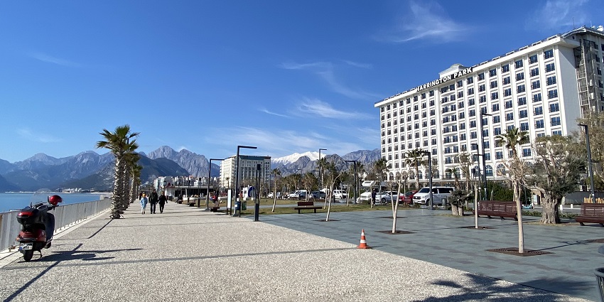 A view of Konyaaltı Beach with its turquoise waters and surrounding mountains.