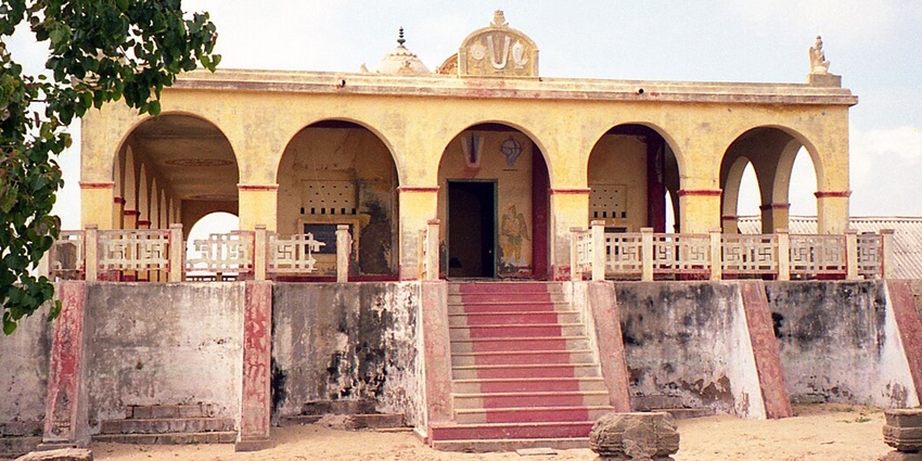 The beautiful Kothandaramaswamy Temple standing by the ocean in Rameshwaram.