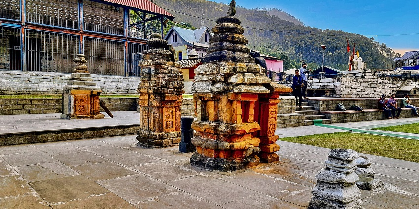 Image of the architecture inside the halls of Kuber Temple