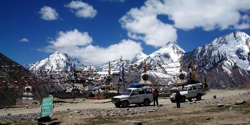 A breathtaking vista of the Kunzum Pass adorned with snow-clad peaks in Himachal.