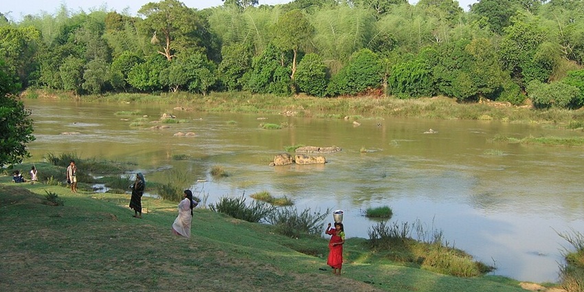An image of the locals at Kuruvadweep near the Heart Lake in Wayanad for tourists.