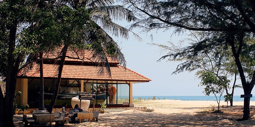 Laem Sor Pagoda, glowing under the sun on Koh Samui’s scenic southern coast.