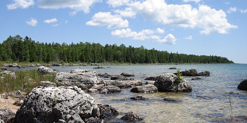 Image of Lake Huron, one of the largest lakes in North America for a scenic retreat