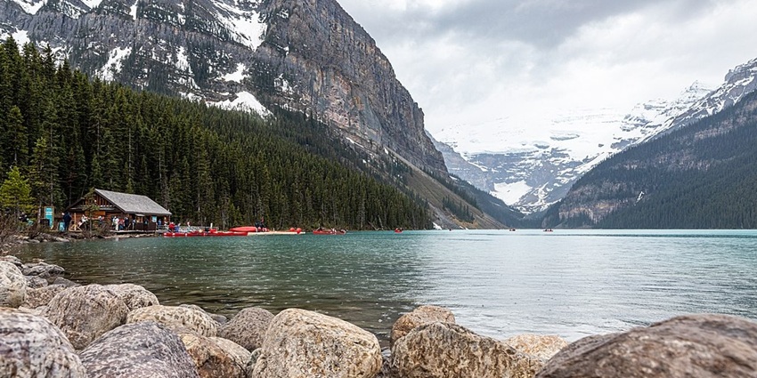 Snow-covered mountains and evergreen trees create a stunning, icy landscape at Lake Louise