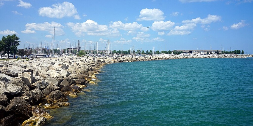 A beautiful view of Lake Michigan, a popular entertaining lake in North America.