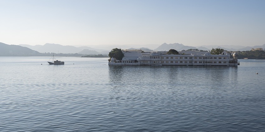 The stunning picture of the Lake Palace also known as Jag Niwas