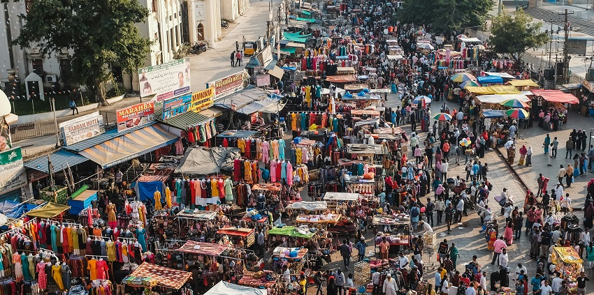 A lively market near Lakshman Jhula, known for spiritual and handcrafted items.