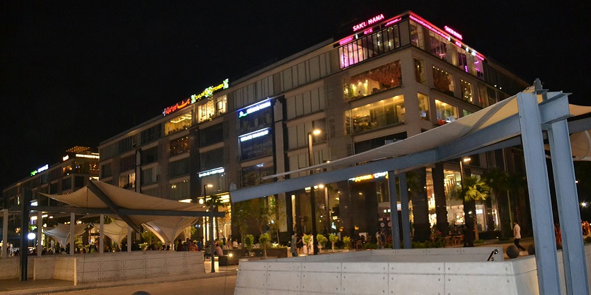 A glimpse of the famous Lamai Night Plaza, a top spot for shopping in Koh Samui.