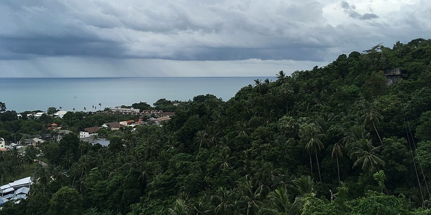 A view from Lamai Viewpoint with tropical landscapes and blue waters of Lamui Beach.
