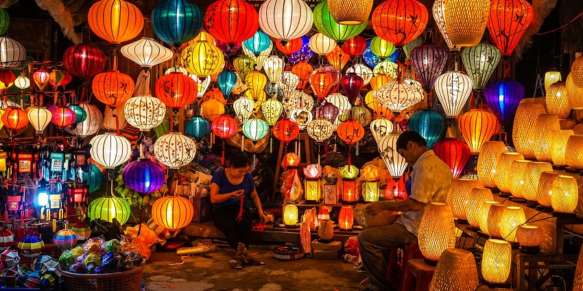 Make sure to immerse yourself in the glow of lanterns at the Hoi An night market.