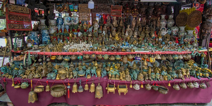 A lively market near Lakshman Jhula, known for spiritual and handcrafted items.