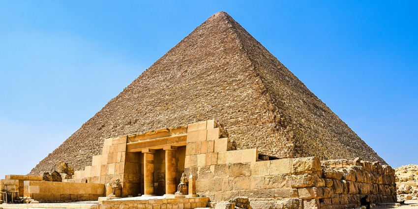 An image of the Pyramid of Djoser to a group of visitors.