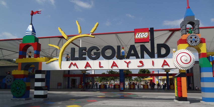An image of LEGOLAND Malaysia's colourful entrance with vibrant LEGO brick towers.