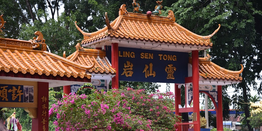 The Qing Xin Ling Leisure and Cultural Village is a beautiful place with elaborate architectural design.