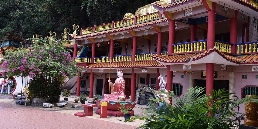 The SamLing Sen Tong Temple is actually a beautiful blend of nature and artistry.