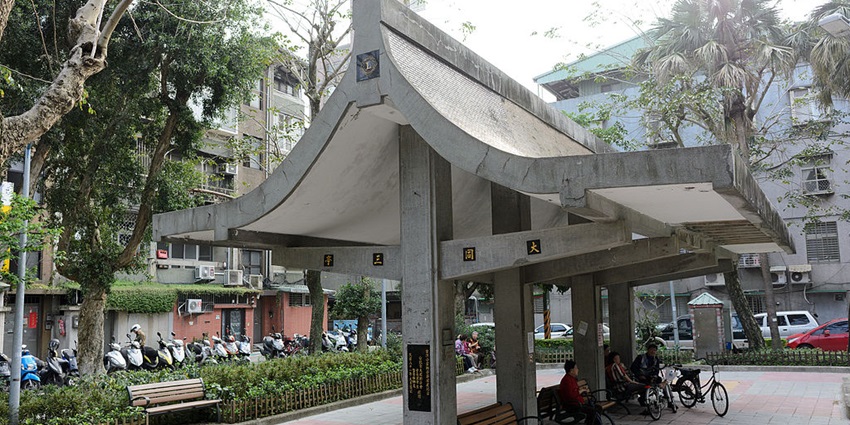 Image of pavalion the Lions' Club Park, one of the ideal spots nearby nature lovers