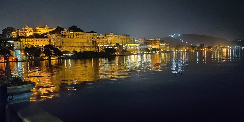 Beautiful picture of the Lake Pichola, biggest lake in Udaipur