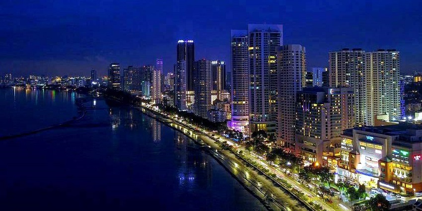 view of Gurney Drive, a seafront promenade where Gurney Plaza is located.