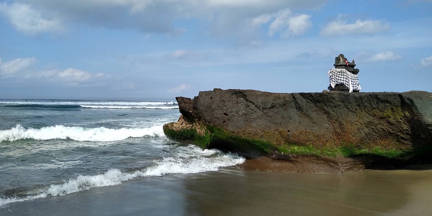 Canggu Beach boasts golden sands, turquoise waters, and stunning Indian Ocean views