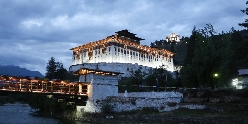 Front view of Rinpung Dzong, featuring its traditional Bhutanese design and peaceful surroundings.