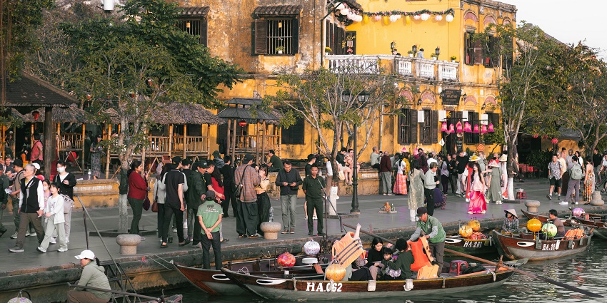 Chatuchak Weekend Market offers diverse shopping, local delicacies, and vibrant stalls in Bangkok, Thailand.