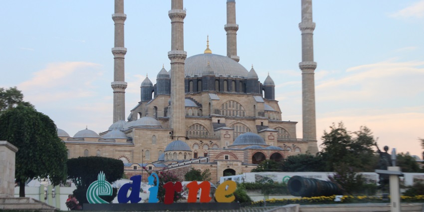 A picture of Selimiye Mosque in Edirne, Turkey, with its iconic minarets reaching towards the sky.
