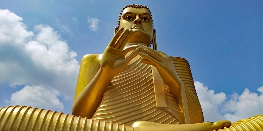 Dambulla’s location in Sri Lanka and its proximity to major tourist sites for travellers.